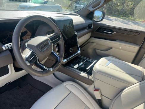 Used 2025 GMC Yukon XL Denali w/ Sun & Power Step Package image 5