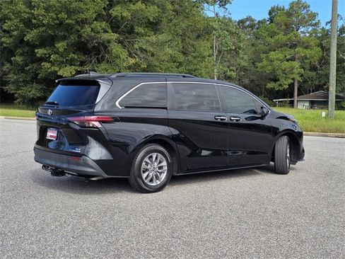 Used 2022 Toyota Sienna XLE image 5