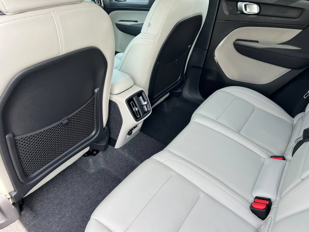 Used 2025 Volvo XC40 B5 Ultra AWD/4WD image 37
