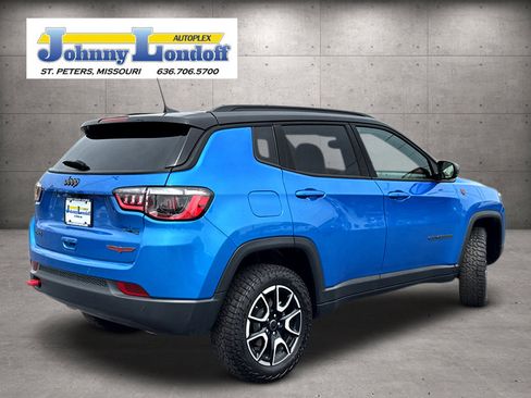 Used 2025 Jeep Compass Trailhawk AWD/4WD image 2