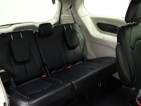 Used 2024 Chrysler Pacifica Touring-L image 16