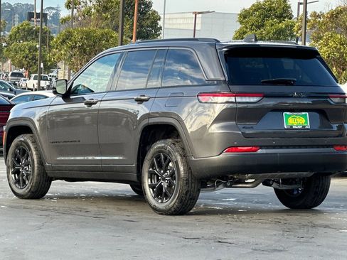 New 2026 Jeep Grand Cherokee Laredo image 7