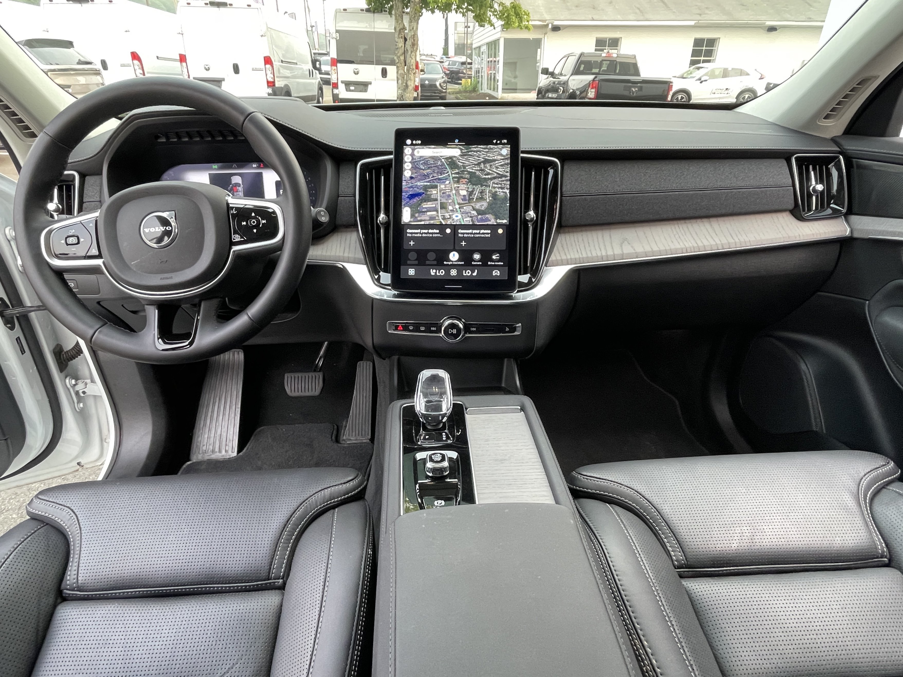 Certified 2025 Volvo XC90 B6 Ultra AWD/4WD image 9