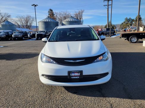 Used 2023 Chrysler Voyager LX image 13