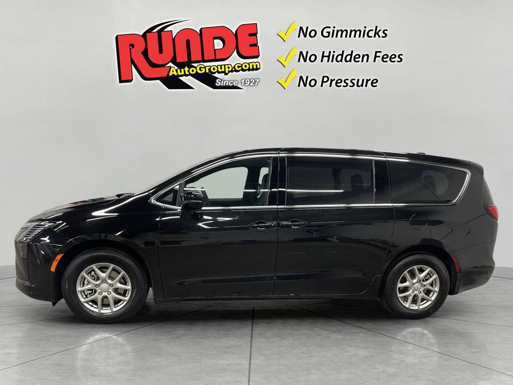 New 2027 Chrysler Pacifica Select FWD image 2