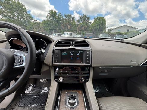 Used 2018 Jaguar F-PACE R-Sport AWD/4WD image 11