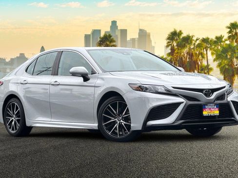 Used 2023 Toyota Camry SE image 2