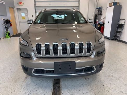 Used 2018 Jeep Cherokee Limited w/ Luxury Group AWD/4WD image 3