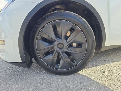 Used 2025 Tesla Model Y Long Range image 27