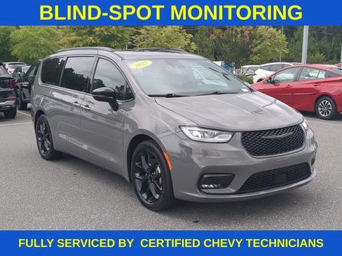 Used 2025 Chrysler Pacifica Limited FWD image 3