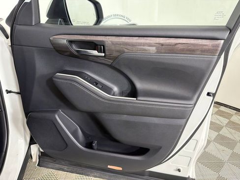 Used 2021 Toyota Highlander Limited FWD image 16