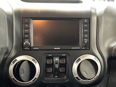 Used 2014 Jeep Wrangler Unlimited Sahara w/ Connectivity Group AWD/4WD image 19