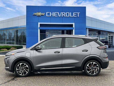Used 2023 Chevrolet Bolt EUV Premier w/ Sun & Sound Package image 2
