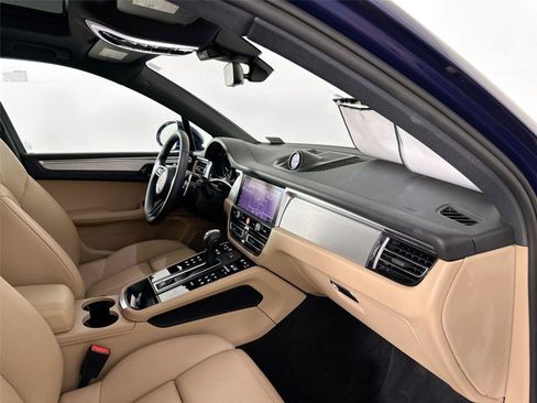 Certified 2024 Porsche Macan AWD/4WD image 30