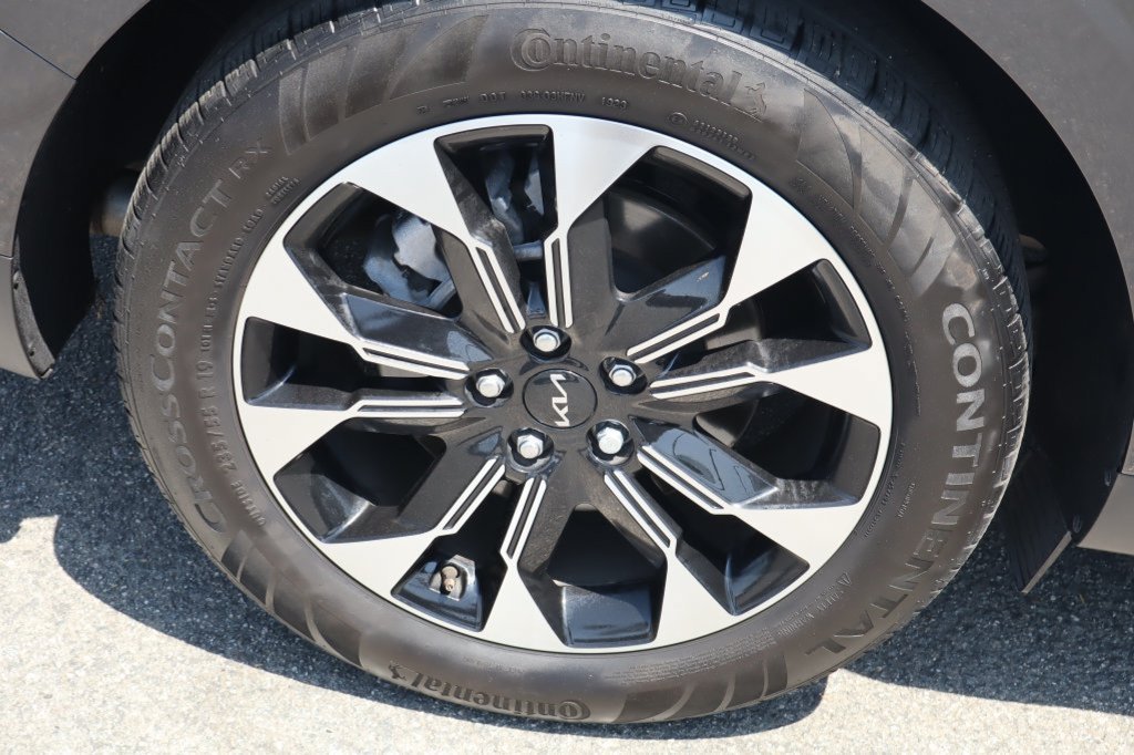 Used 2024 Kia Carnival EX FWD image 11
