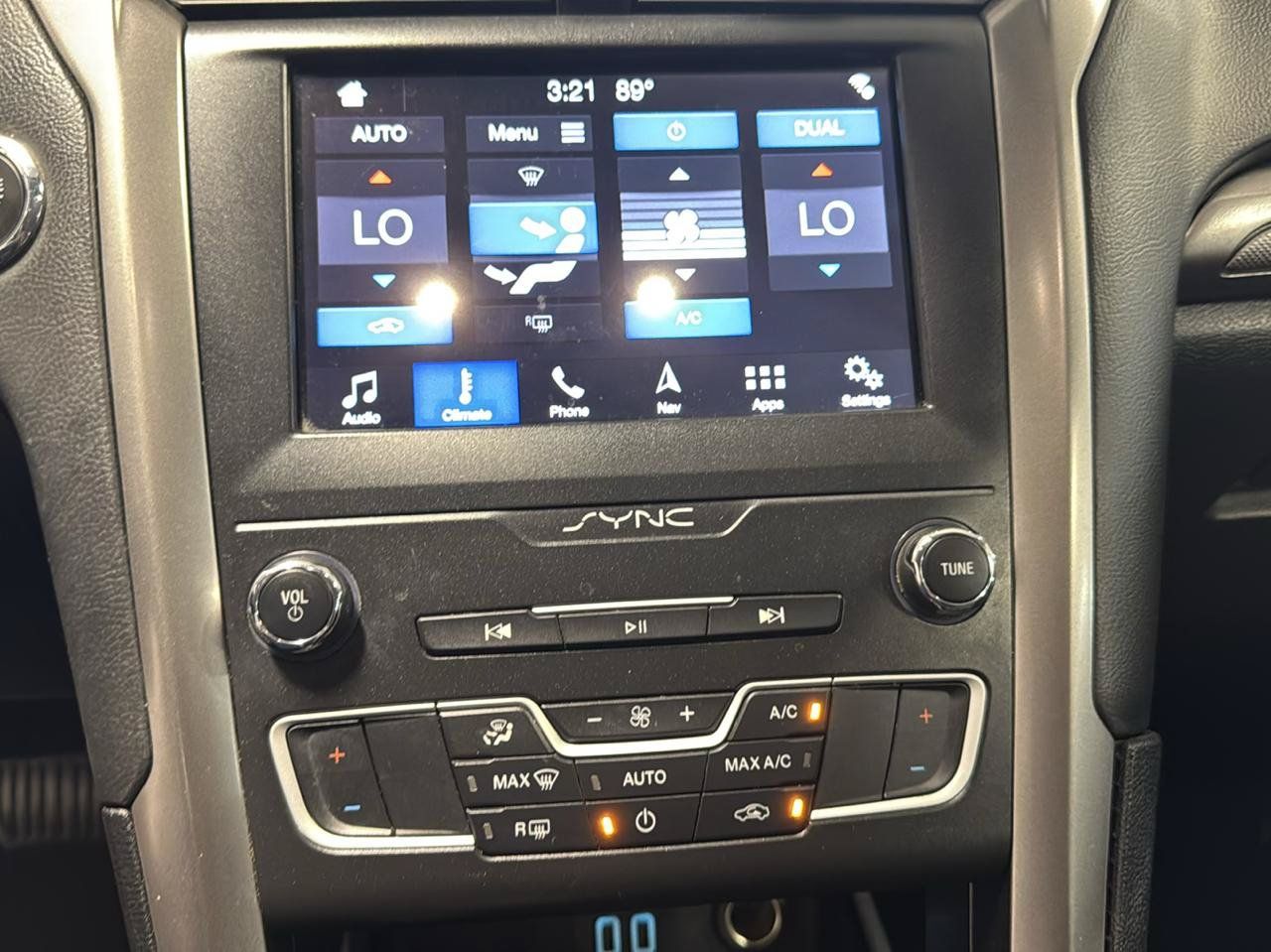 Used 2019 Ford Fusion SE FWD image 18