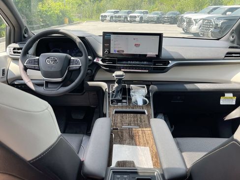 Used 2026 Toyota Sienna Limited FWD image 10