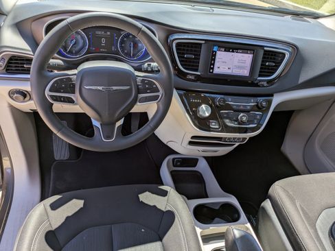 Used 2022 Chrysler Voyager LX image 16