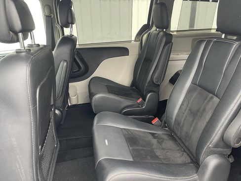 Used 2015 Dodge Grand Caravan SXT image 13