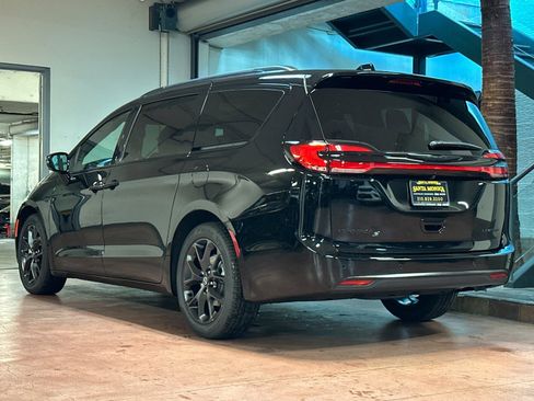 New 2026 Chrysler Pacifica Limited w/ S Appearance Package image 3