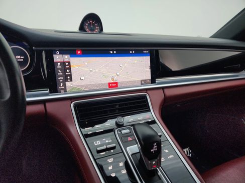 Used 2018 Porsche Panamera 4S image 17