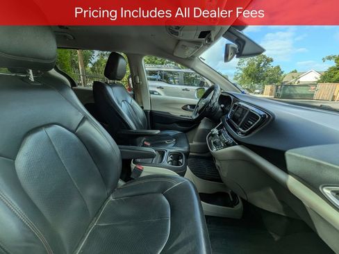 Used 2019 Chrysler Pacifica Touring-L FWD image 9