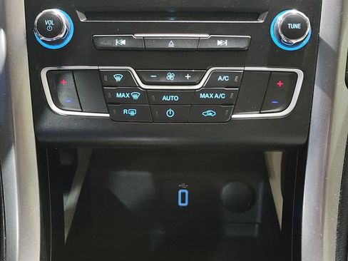 Used 2018 Ford Fusion SE w/ Fusion SE Technology Package image 25