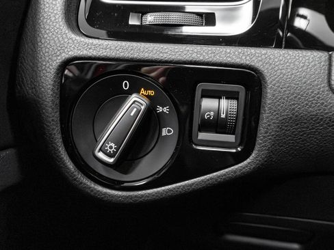 Used 2016 Volkswagen Golf R 4-Door image 48