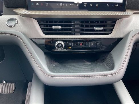 Used 2025 Ford Explorer Active w/ Active Comfort Package AWD/4WD image 33
