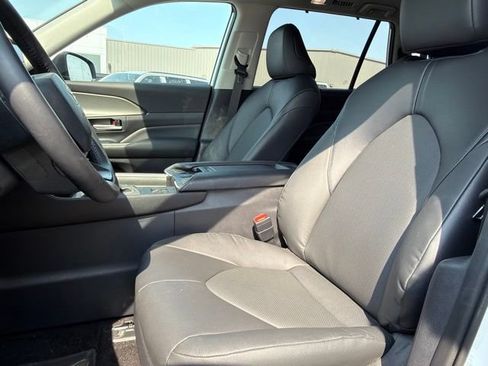 Used 2024 Toyota Grand Highlander AWD image 16