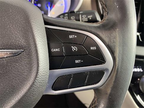 Used 2018 Chrysler Pacifica Touring-L image 17