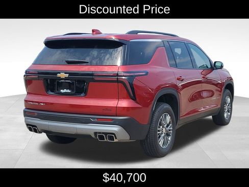 Used 2025 Chevrolet Traverse LT w/ Driver Confidence Package AWD/4WD image 3