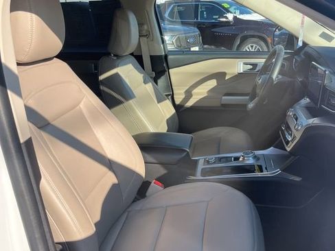 Used 2022 Ford Explorer XLT w/ Equipment Group 202A image 8