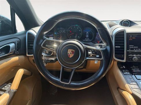 Used 2016 Porsche Cayenne w/ Premium Package image 12