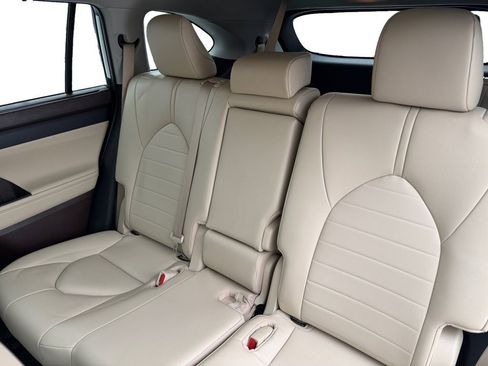 Used 2022 Toyota Highlander XLE image 13