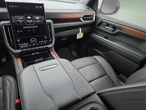 Used 2025 GMC Yukon Denali AWD/4WD image 13