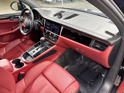 Certified 2026 Porsche Macan AWD/4WD image 15
