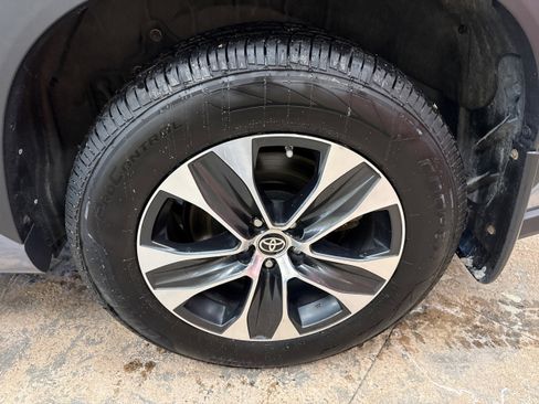 Used 2021 Toyota Highlander XLE image 8