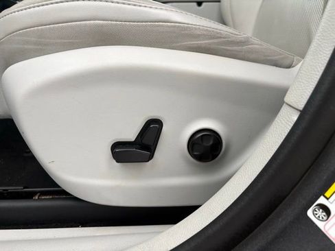 Used 2019 Jeep Cherokee Limited FWD image 13