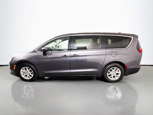 Used 2022 Chrysler Voyager LX FWD image 6