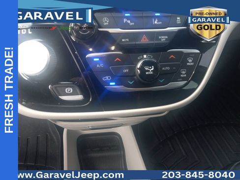 Used 2022 Chrysler Pacifica Touring-L FWD image 12