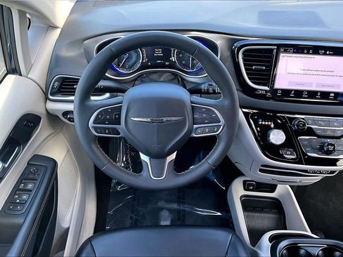 Used 2023 Chrysler Pacifica Touring-L image 8