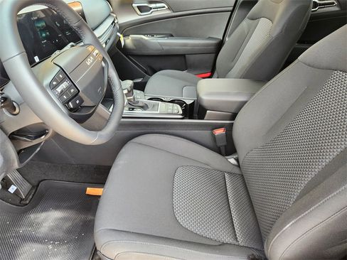 New 2026 Kia Sportage LX image 9