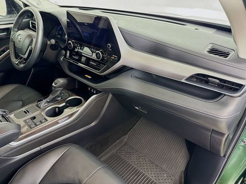Certified 2025 Toyota Highlander Platinum image 31