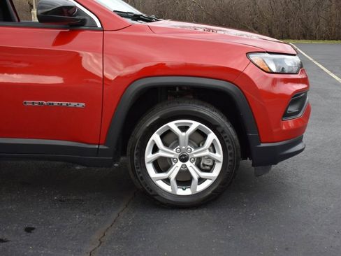 Used 2025 Jeep Compass Latitude image 3