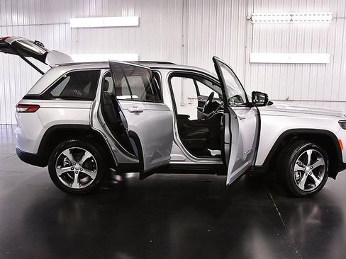 Used 2023 Jeep Grand Cherokee 4WD 4xe w/ Luxury Tech Group II image 29