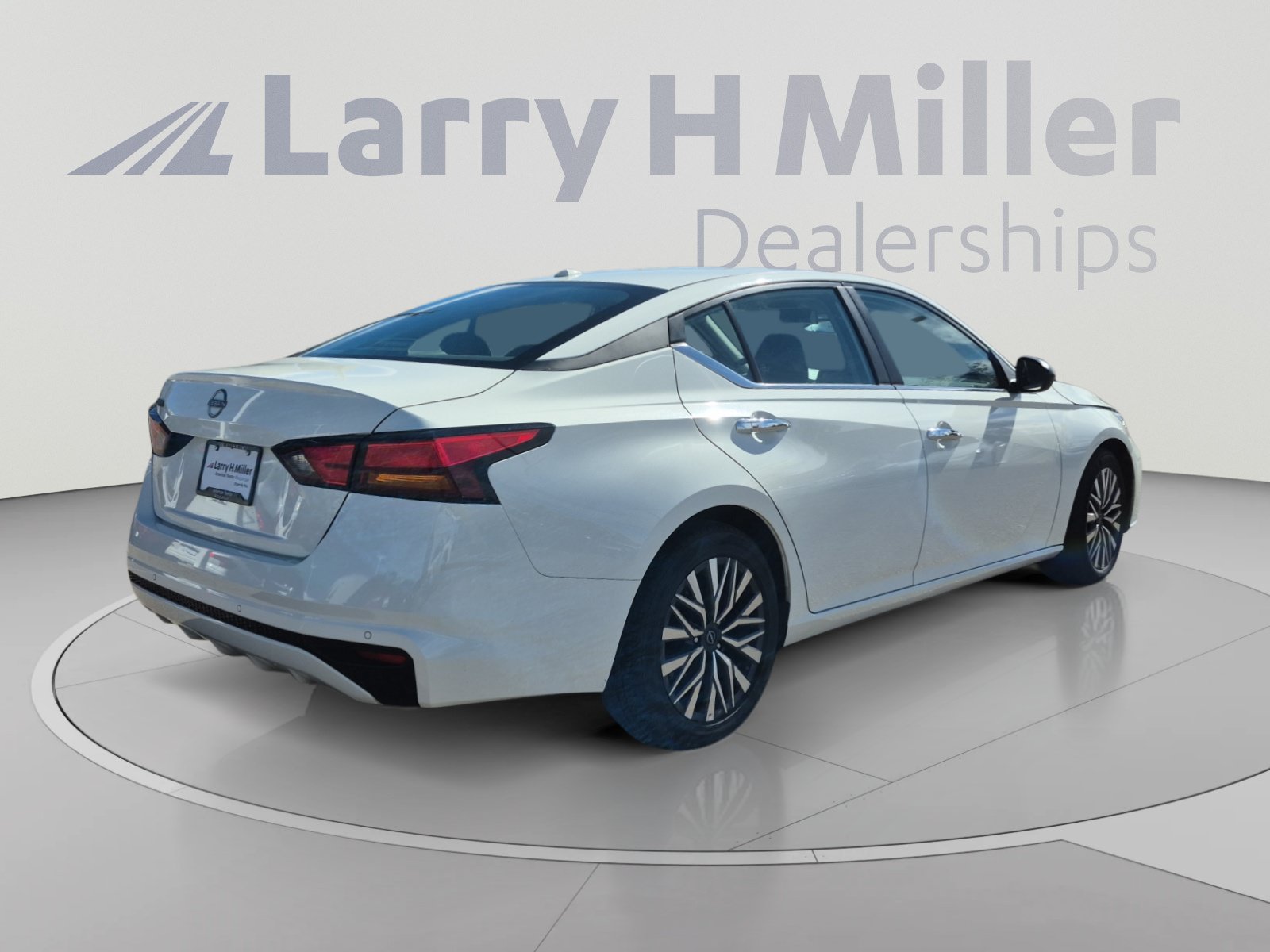 Used 2025 Nissan Altima 2.5 SV FWD image 5