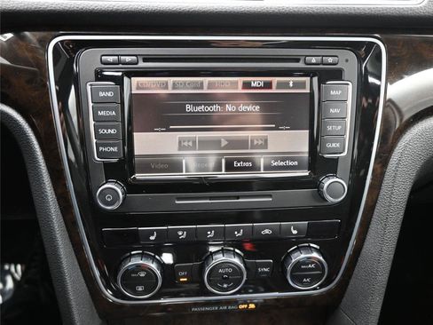 Used 2015 Volkswagen Passat 1.8T SEL Premium image 12