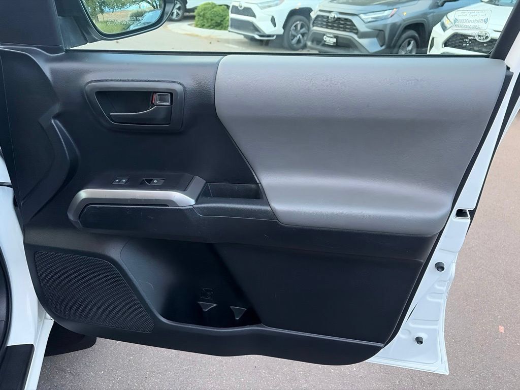 Used 2019 Toyota Tacoma SR5 AWD/4WD image 12