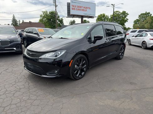 Used 2019 Chrysler Pacifica Touring-L Plus FWD image 2